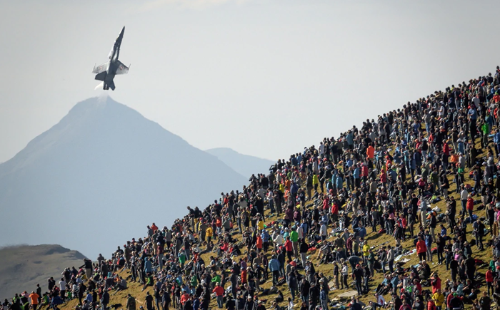 瑞士空軍的F-18戰(zhàn)斗機(jī)正在做飛行表演.png